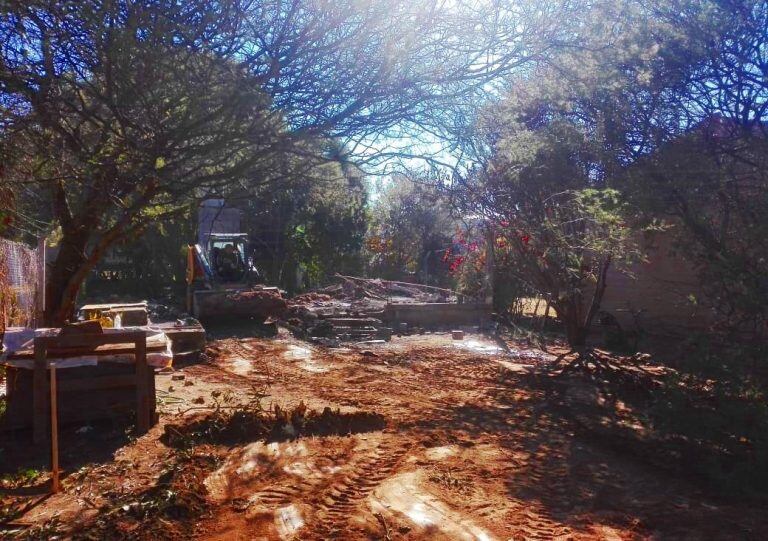 Maquinas trabajan en el terreno de la vivienda siniestrada