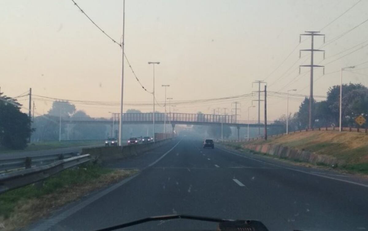 Humo de las islas en Rosario: desde el viernes trabajan aeronaves pero la molestia continúa