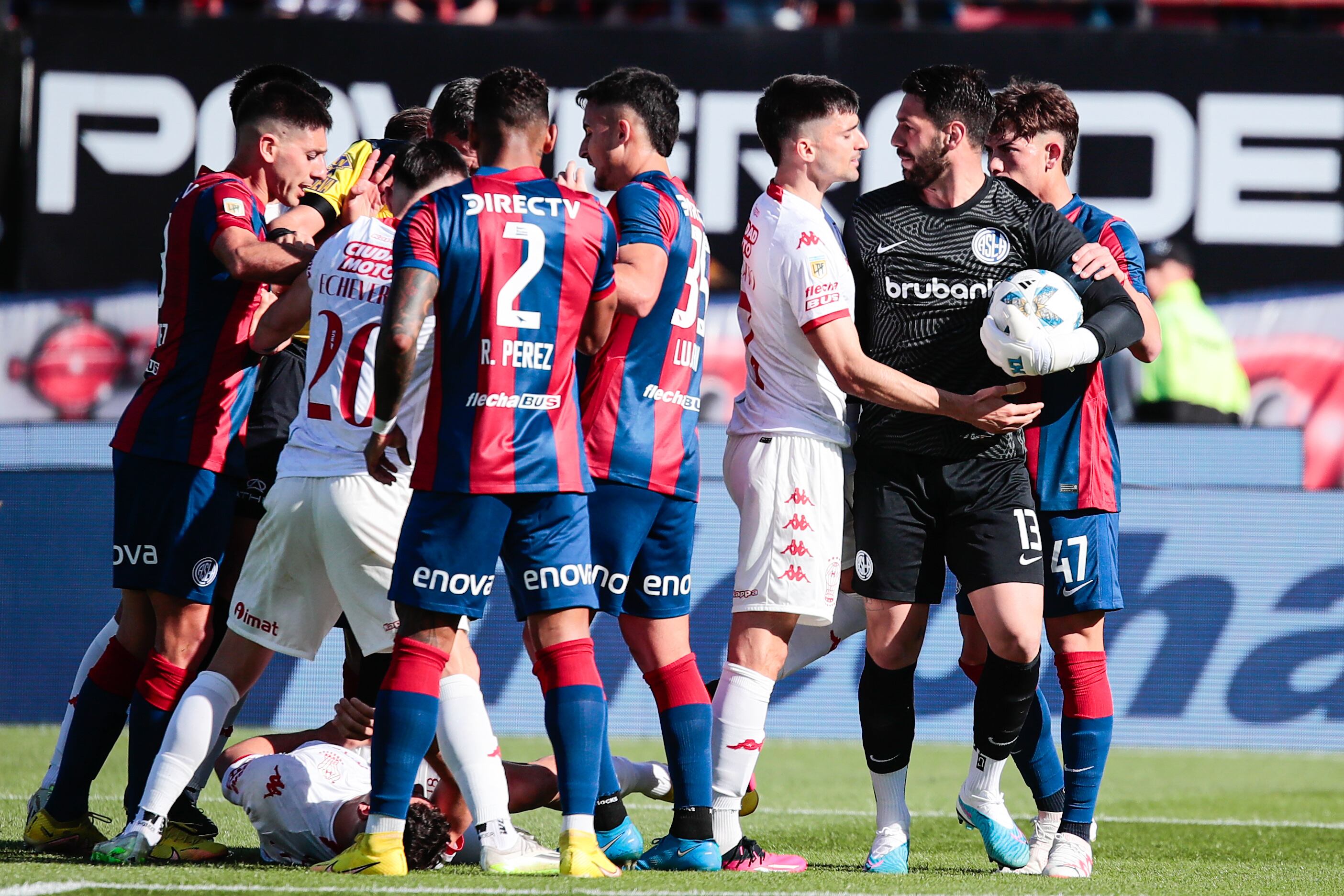 Clásico muy caliente entre San Lorenzo y Huracán. (Fotobaires).