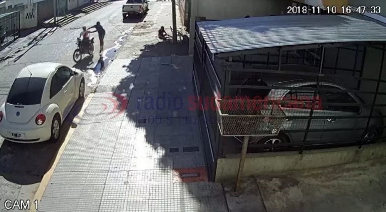 Una mujer se resistió al violento asalto de motochorros en Corrientes. (Foto: Captura)