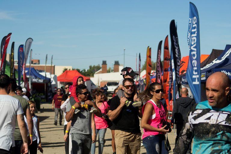 El público acompaña el motocross.