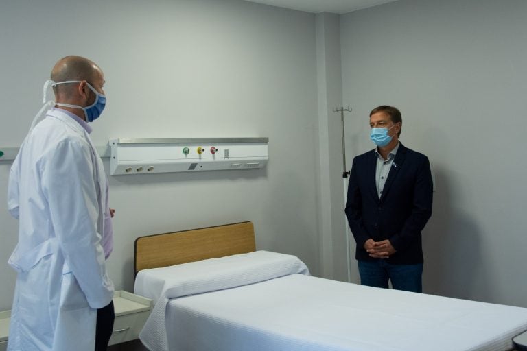 Jorge Juri, junto al gobernador en la inauguración de la sala de internación por Covid 19 en el Hospital Universitario.