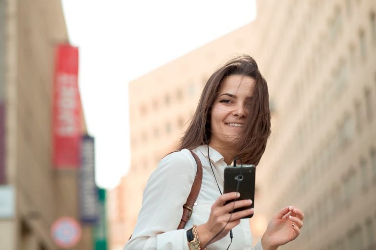 Las aplicaciones musicales se encuentran entre las mas usadas en los dispositivos moviles. (Getty Images)