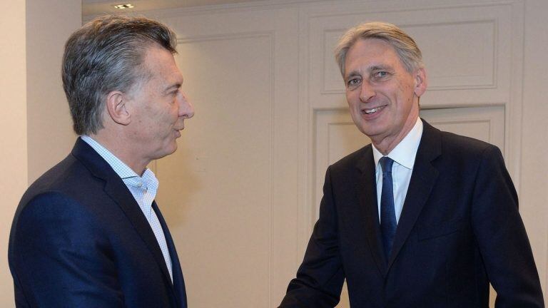 Ministro de Economía británico Philip Hammond y Mauricio Macri