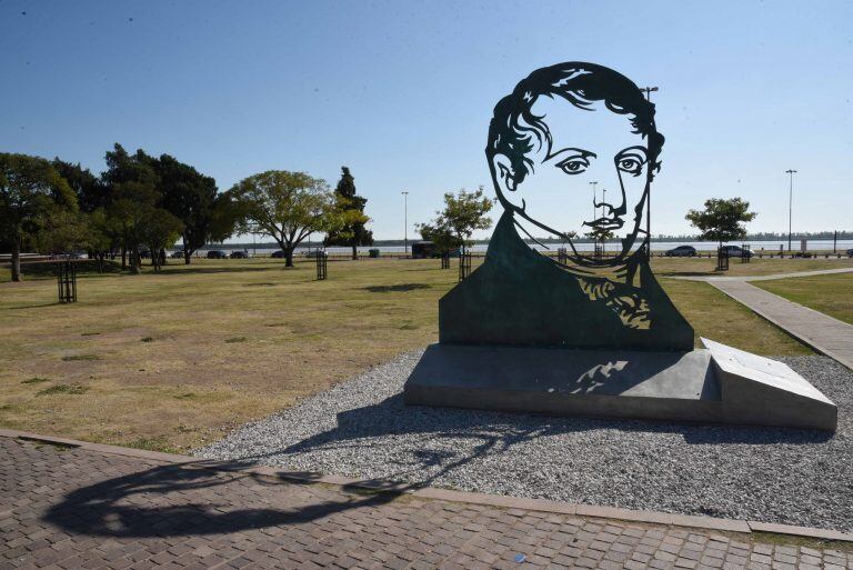 Cómo es la nueva escultura de Belgrano que ahora se luce en el Parque a la Bandera (Municipalidad de Rosario)