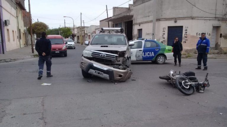 Una mujer heridas tras un choque entre una moto y una camioneta