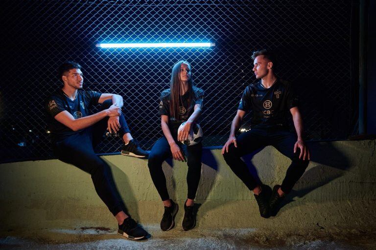 Junto a los juveniles Joaquín Blázquez y Augusto Schott, Paulina fue la primera futbolista en tomar parte de un spot oficial del club. La camiseta homenaje de la Conmebol.