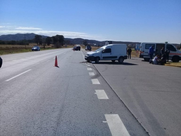 Fuerte impacto entre dos vehículos: dos mujeres resultaron heridas