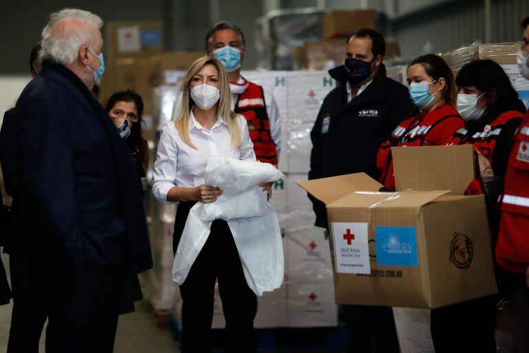 La primera dama Fabiola Yáñez y el ministro de Salud, Ginés González García participan de la entrega de insumos médicos por parte de la Cruz Roja en el Aeropuerto de Ezeiza (EFE/Juan Ignacio Roncoroni)