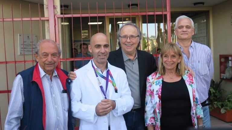 Desde la izquierda, el presidente de la Fundación Garrahan, Jorge Menehem; el presidente del Hospital Garrahan, Carlos Kambourian; el cantautor español Joan Manuel Serrat; la coordinadora de Relaciones Institucionales de la Fundación Garrahan, Beatriz Resnik, y el coordinador de la Casa Garrahan, Juan Ramón O'Donnell, posan durante la visita del cantante a la Casa Garrahan. (Foto: Rodrigo García/ EFE)