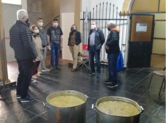 Locro solidario en la sede de la Comunidad Israelita para ser repartido en los barrios de Posadas. (Misiones Online)