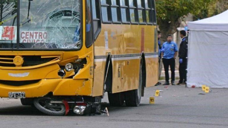 El hombre falleció tras impactar contra el parabrisas del colectivo.