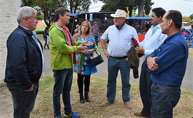 El intendente Altolaguirre con miembros de la organización (Municipalidad de Santa Rosa)