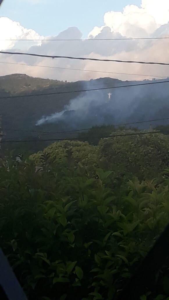 Vista a lo lejos del incendio tras el impacto. (Foto aportada por Bomberos Voluntarios).