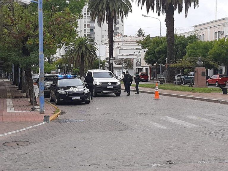 Controles policiales a vehículos en la Plaza 25 de Mayo