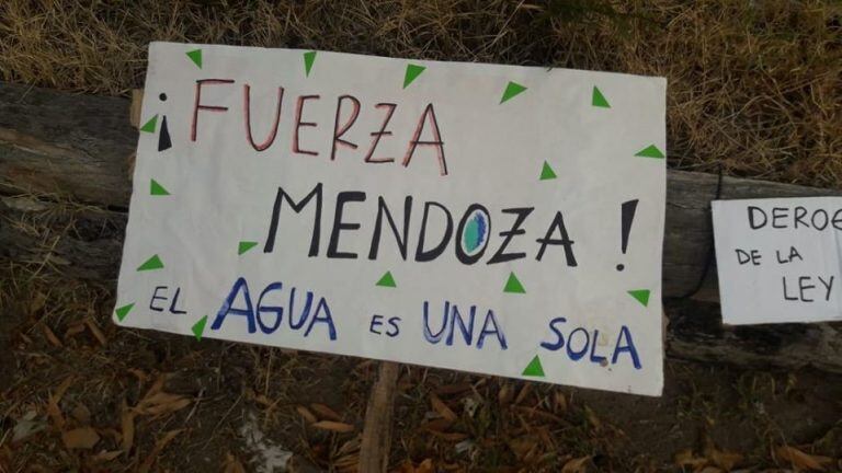 Manifestación en Claromecó en apoyo al reclamo mendocino por el agua (foto/facebook/RCC)