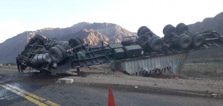 Un camión volcó en ruta 7.