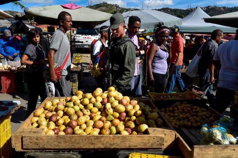 Un miembro de la Guardia Nacional Bolivariana ocupa el mercado municipal de Quinta Crespo, en Caracas (Bloomberg)