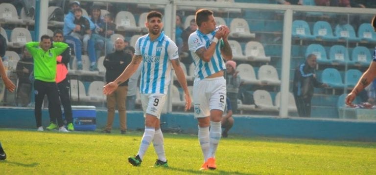 Bruno Bianchi y su festejo de gol con la camiseta de Atlético.