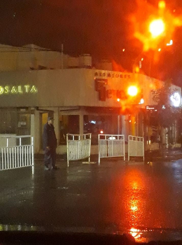 Policía bajo la lluvia