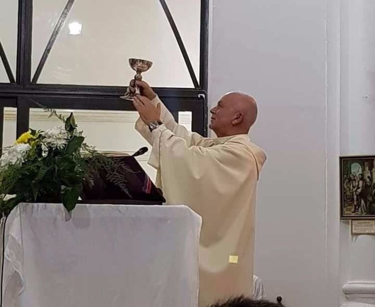 El cura que había sido chantajeado por 150 mil pesos dejó su parroquia y un colegio