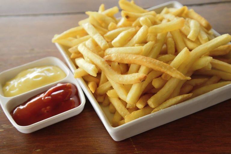 Crujientes y como en los restaurantes: el truco para preparar papas fritas de forma rápida y sencilla