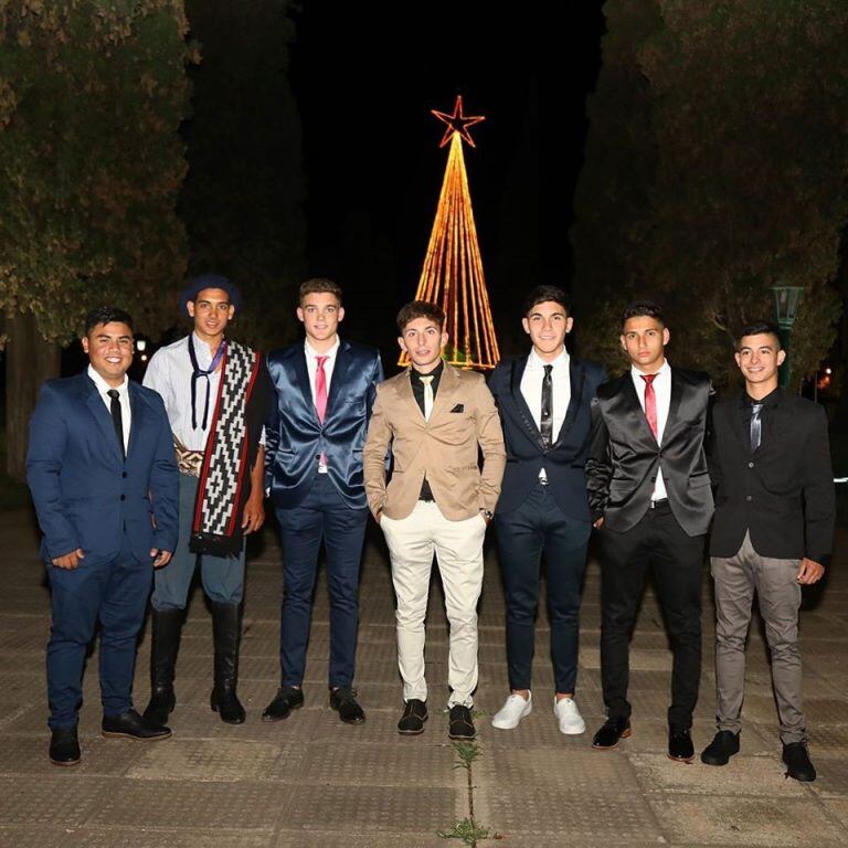 Luciano Medina, el joven de Serrano que egresó de un colegio de Melo y fue vestido de gaucho a su cena de egreso. (La Voz)