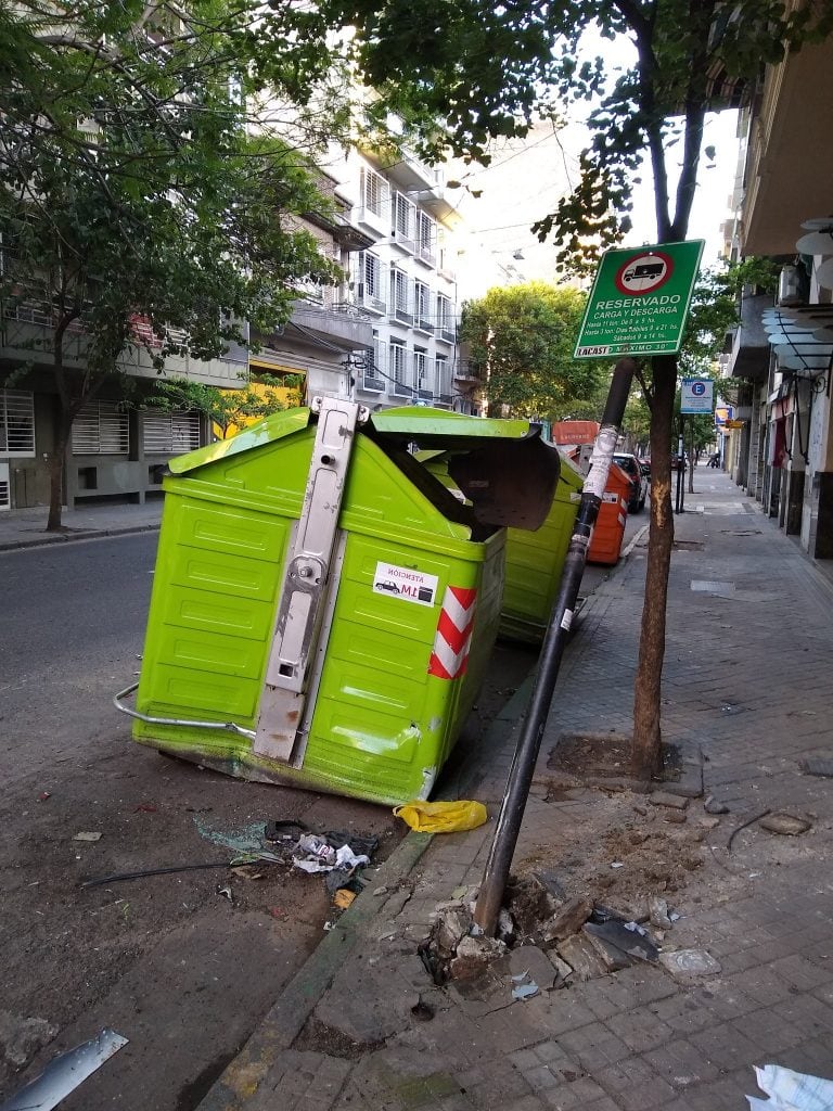 El Peugeot 307 terminó impactando una máquina de estacionamiento medido en la esquina de Roca y San Lorenzo. (@belitaonline)