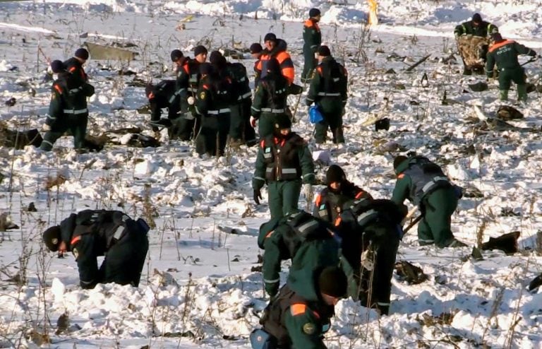 FET05. STEPANOVSKOY (RUSIA), 12/02/2018.- Captura de vídeo de los trabajos de búsqueda de restos humanos y retirada de trozos del fuselaje del avión en el lugar del accidente del avión de pasajeros AN-148 de la aerolínea rusa Saratov Airlines cerca de la localidad de Stepanovskoy, próxima a Argunovo, distrito de Ramensky, región de Moscú (Rusia) hoy 12 de febrero de 2018. Equipos búsqueda continúan la recogida de cuerpos y fragmentos del avión de pasajeros AN-148 que con 71 personas a bordo se estrelló este domingo en las afueras de Moscú sin que hubiera supervivientes, informó hoy el Ministerio de Rusia para Situaciones de Emergencia. EFE/ Ministerio de Emergencias ruso FOTO CEDIDA SOLO USO EDITORIAL NO VENTAS MEJOR CALIDAD DISPONIBLE