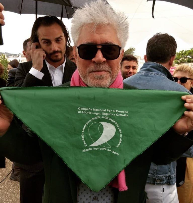 Pedro Almodóvar con el pañuelo de la campaña del Aborto Legal.