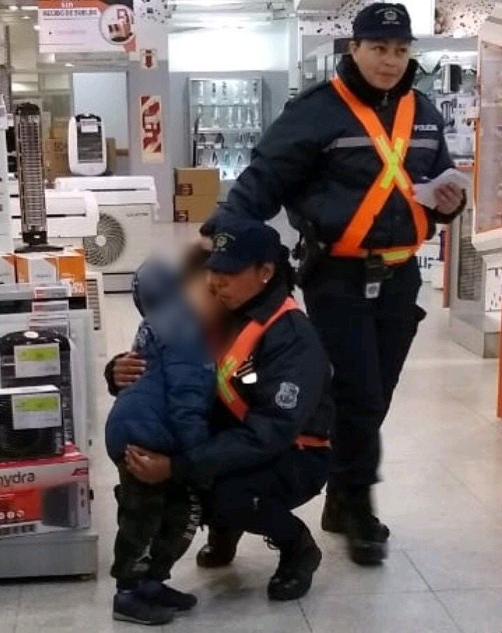 El niño se perdió en el microcentro de San Luis y la policía lo contuvo.