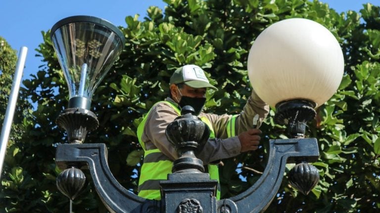 Operario de la Municipalidad de Posadas en la reparación de luminarias.