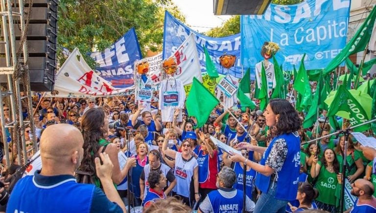 Segundo paro docente durante la negociación paritaria en Santa Fe. (@amsafelacapital)