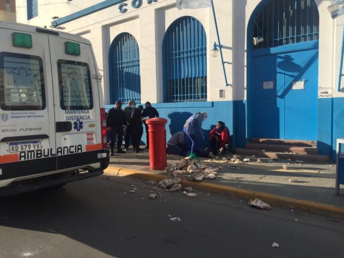 Una estructura del Correo Argentino cayó sobre un joven provocándole heridas graves