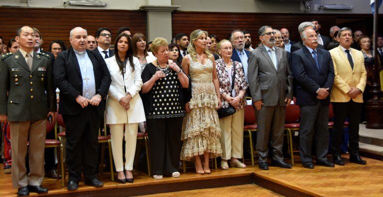 La presidente del Superior Tribunal de Justicia, Clara De Langhe (c) junto a las esposas de Morales y Haquim; la madre del primer mandatario provincial; el obispo Daniel Fernández, el intendente Raúl Jorge y demás autoridades e invitados a la ceremonia en la Legislatura.