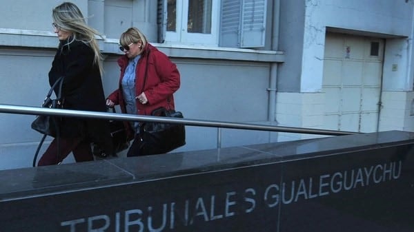 Así llegaba a Tribunales Yamina Kroh, madre de Nahir Galarza. Foto: Ricardo Santellan