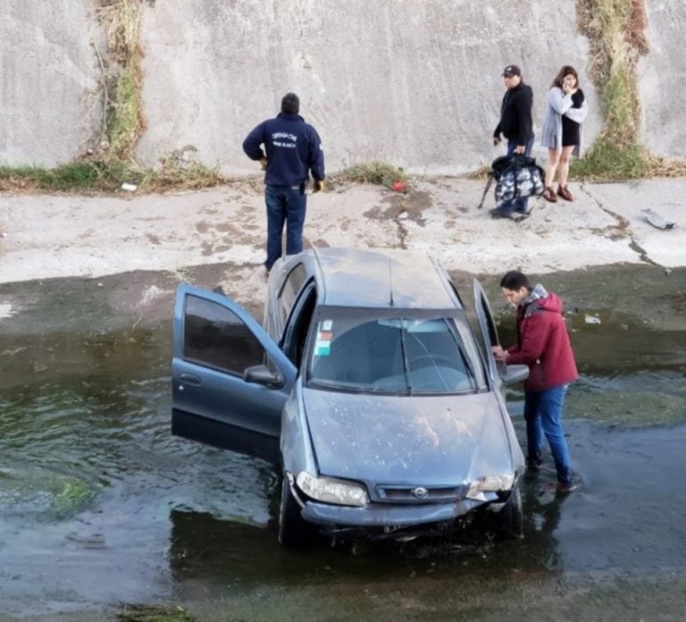 Insólito: cayó al canal en su auto y salió ilesa