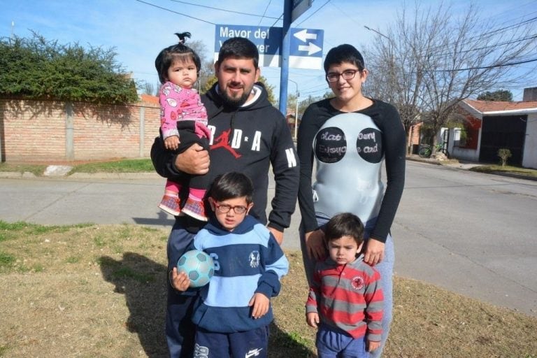 Hoy disfruta de salir a caminar con sus tres hijos y su marido.