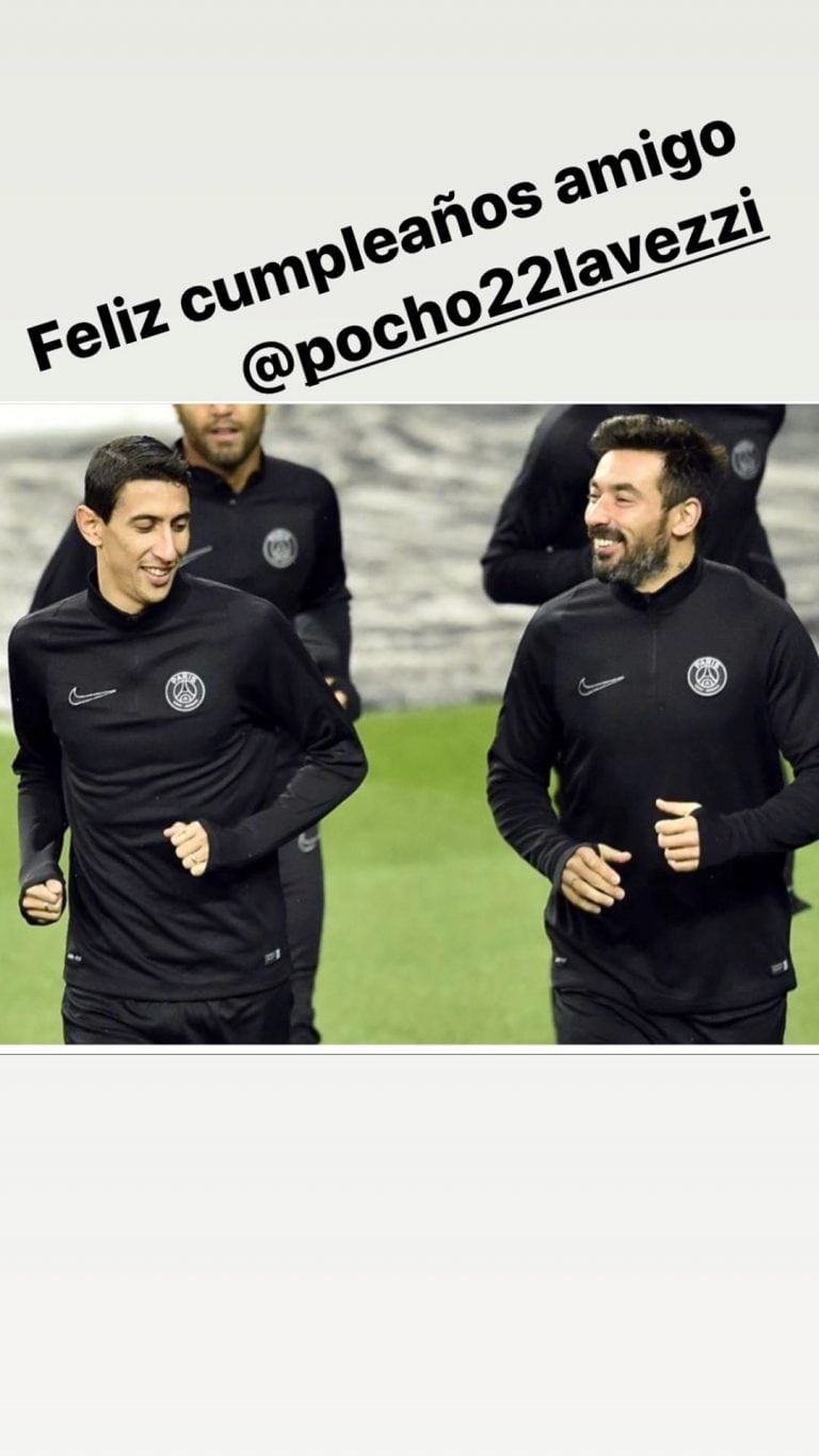 "Fideo" rescató una foto de la época en que compartía el plantel parisino con Lavezzi. (@angeldimariajm)