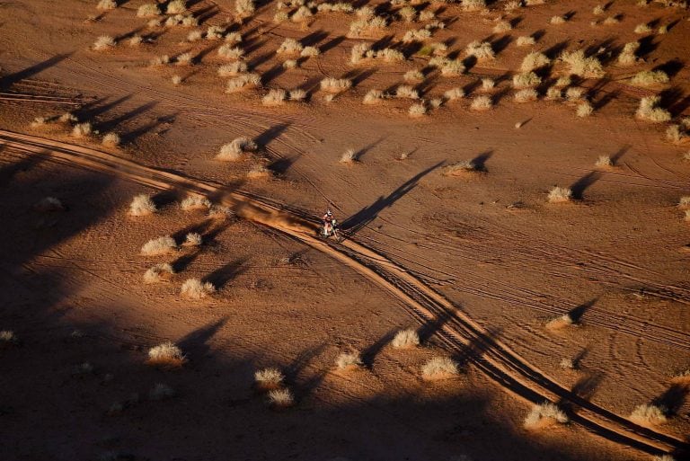 Toby Price, en acción en los desiertos saudíes.