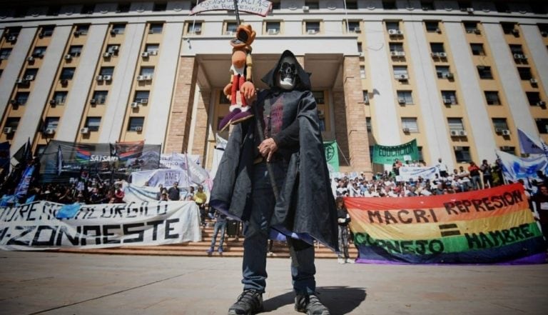 Movilización frente a la Casa de Gobierno de Mendoza.