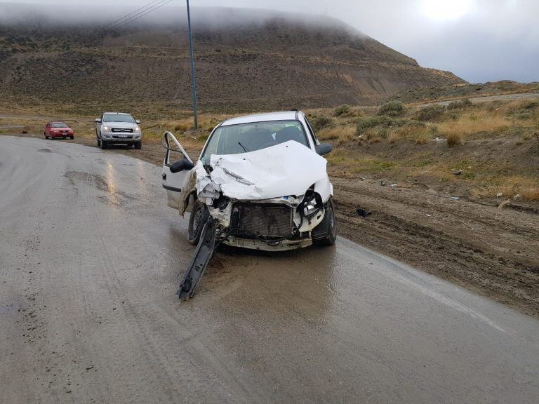 El conductor del Corsa salió despedido.