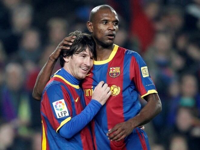 Abidal junto a Messi