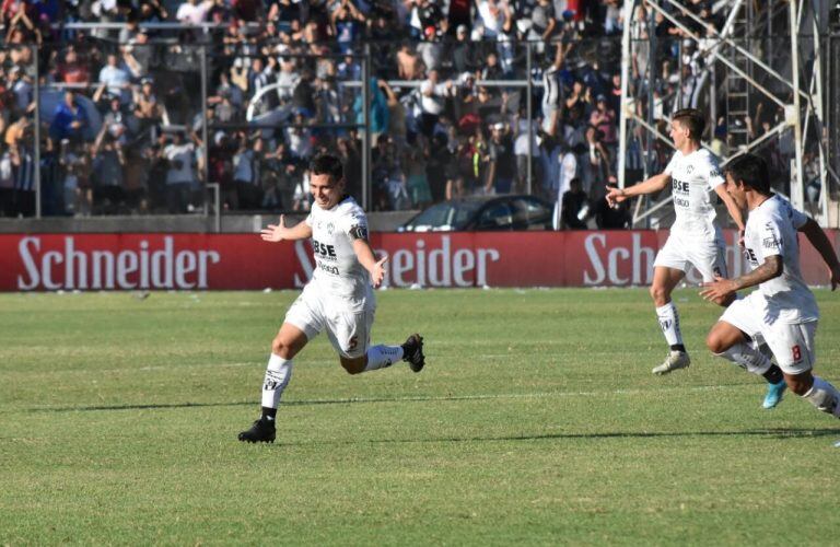 Festejo de Cristián Vega ante Lanús para pasar a la final de la Copa Argentina. Prensa Central Córdoba.