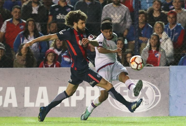 MON122. MONTEVIDEO (URUGUAY), 25/09/2018.- Gonzalo Castro (d) de Nacional disputa un balón con Fabricio Coliccini (i) de San Lorenzo hoy, martes 25 de septiembre de 2018, en un partido de los octavos de final de la Copa Sudamericana entre Nacional y San Lorenzo, en el estadio Gran Parque Central en Montevideo (Uruguay). EFE/Raúl Martínez montevideo uruguay  campeonato torneo copa sudamericana 2018 futbol futbolistas partido nacional de uruguay san lorenzo