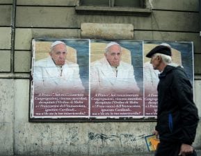 Un hombre camina frente a unos afiches con críticas al papa Francisco el 04/02/2017 en Roma, Italia. Ante los muros del Vaticano aparecieron afiches anónimos con duras acusaciones contra el Papa, detalladas debajo de una fotografía del Sumo Pontífice con 