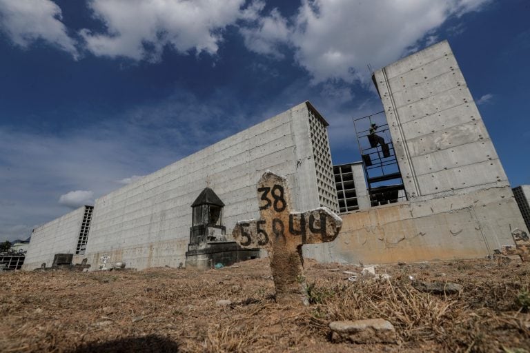 Vista este martes, de las obras de ampliación, debido al aumento de muertos por coronavirus en el país, del cementerio de la zona norte de Río de Janeiro (Brasil). (Foto: EFE/ Antonio Lacerda)