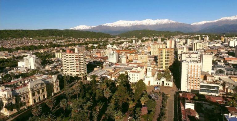 El casco histórico de la ciudad en primer plano, en una vista panorámica parcial de San Salvador de Jujuy.