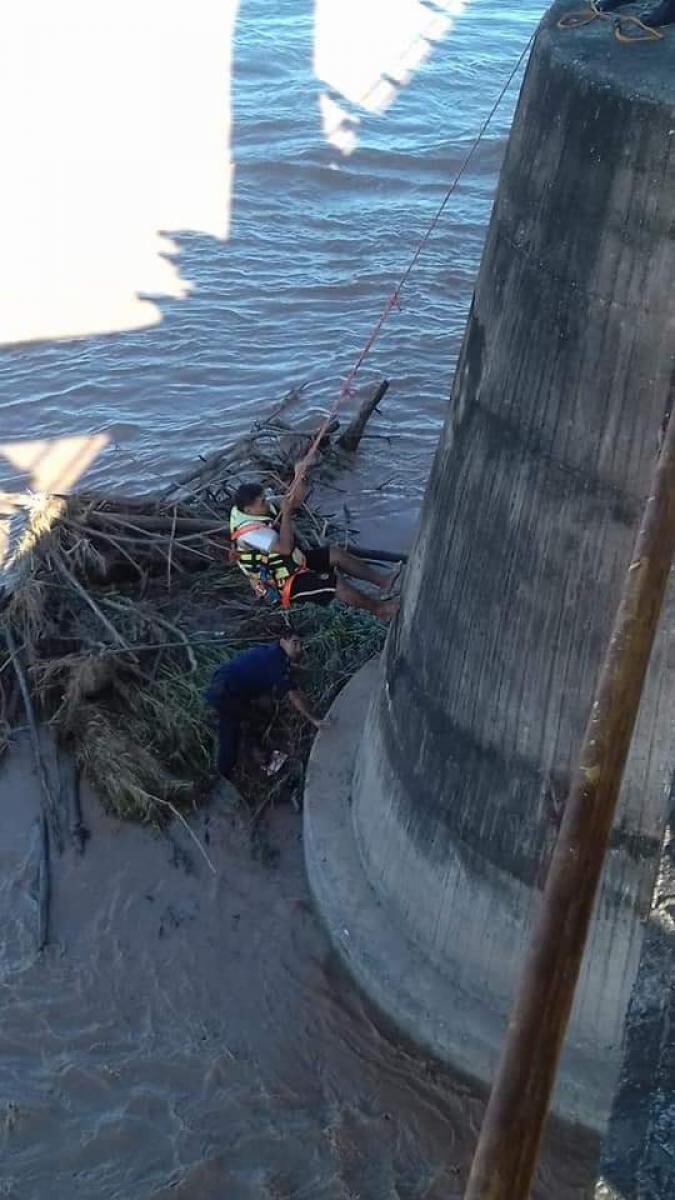 El rescatista y el hombre que cayó. (Canal 10)