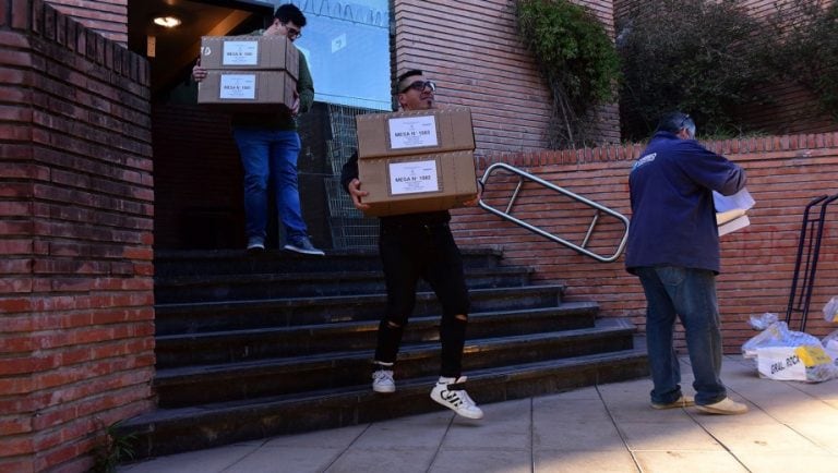 Las urnas son trasladadas desde el Juzgado Federal de Viedma. Foto: Mauricio Martin